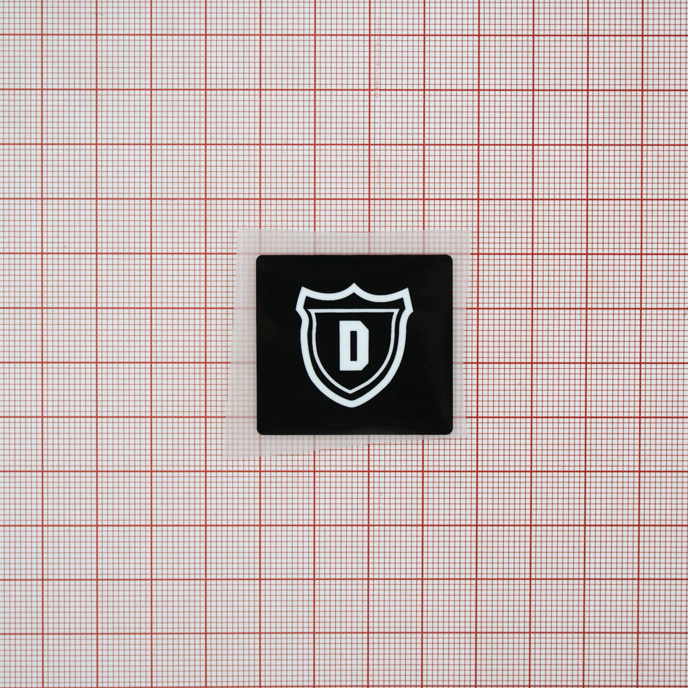 Термоаппликация резиновая D 36*33мм черная прямоугольная, белый лого, шт. Термоаппликации Резиновые Клеенка