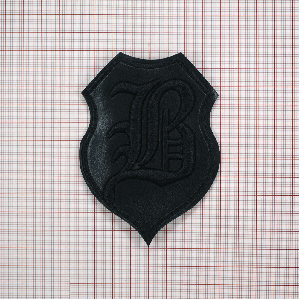 Нашивка кожзам Буквы на щите вышитый 8*11см черный /вышитый лого/, шт. Нашивка Кожзам