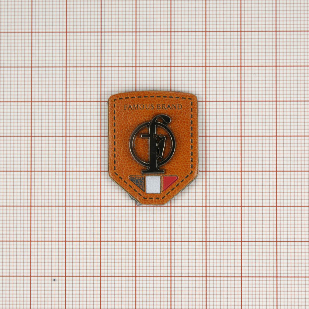 Лейба кожзам Famous brand 26*33мм коричневая основа, эмаль красно-бело-синяя, металл черный никель, шт. Лейба Кожзам