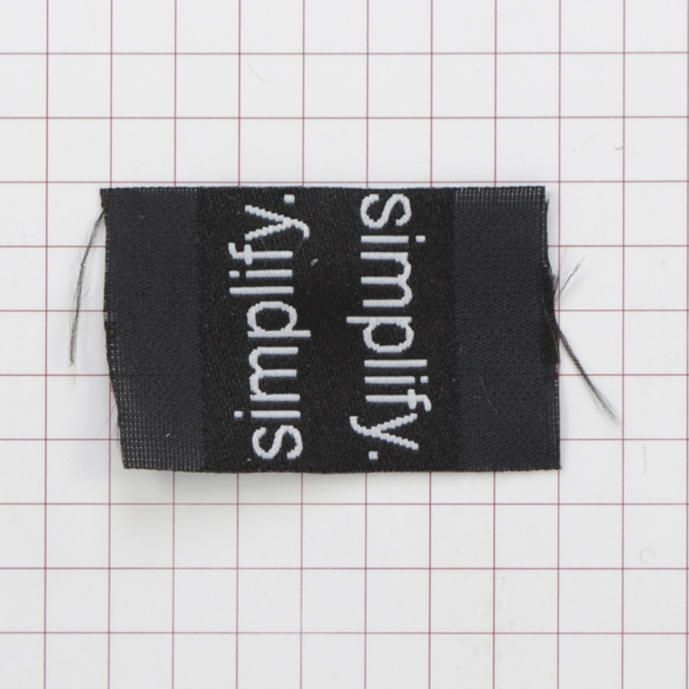 Этикетка тканевая Simplify 2,5см черная и белый лого /флажок, 70 atki/, шт. Вышивка / этикетка тканевая