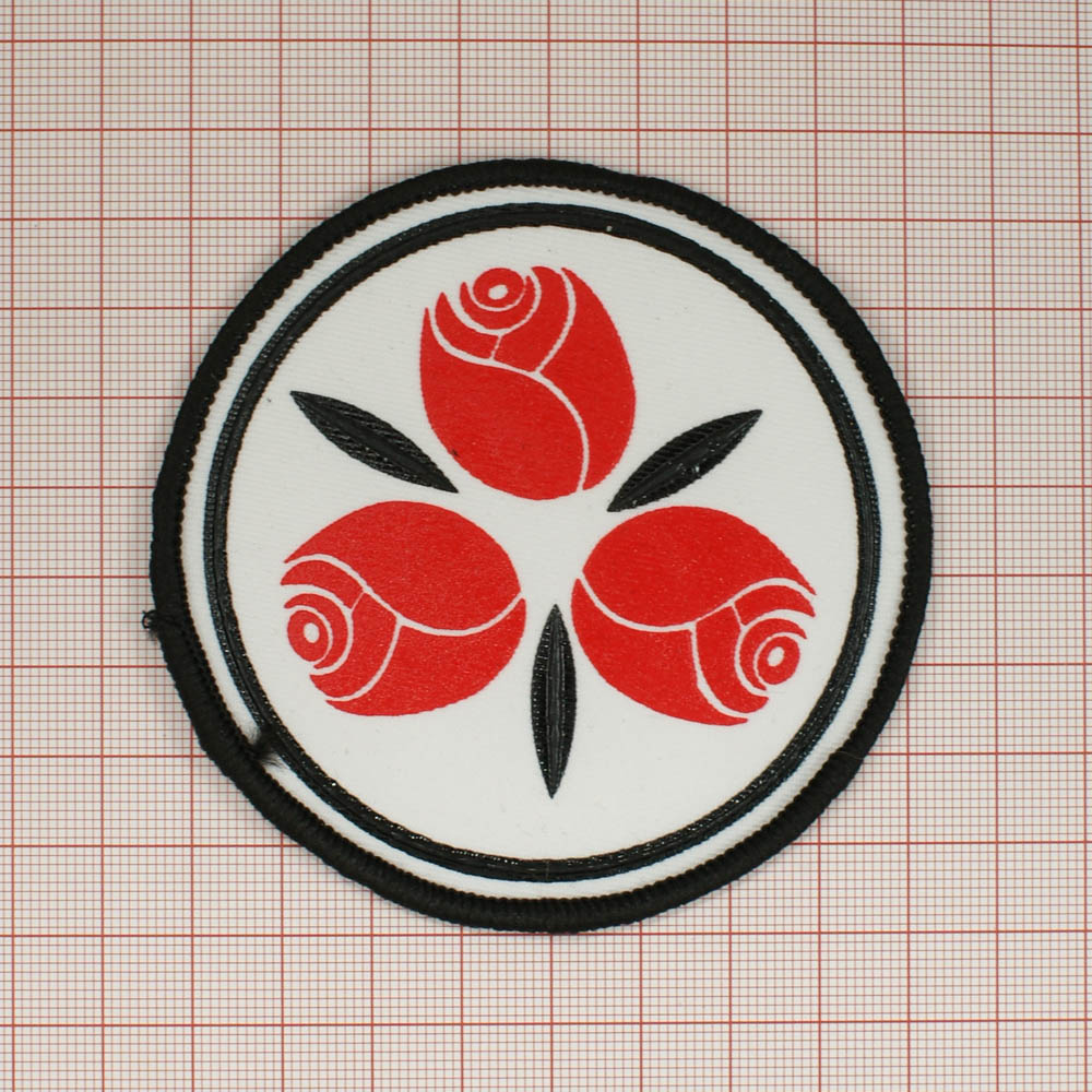 Нашивка тканевая 3 розы, Ø 8.5см, черный, белый, красные розы, шт. Нашивка Резиновый Конгрев