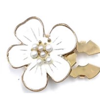 Украшение для пуговицы Цветок,белый, золото, бусины. шт. Украшение для пуговицы