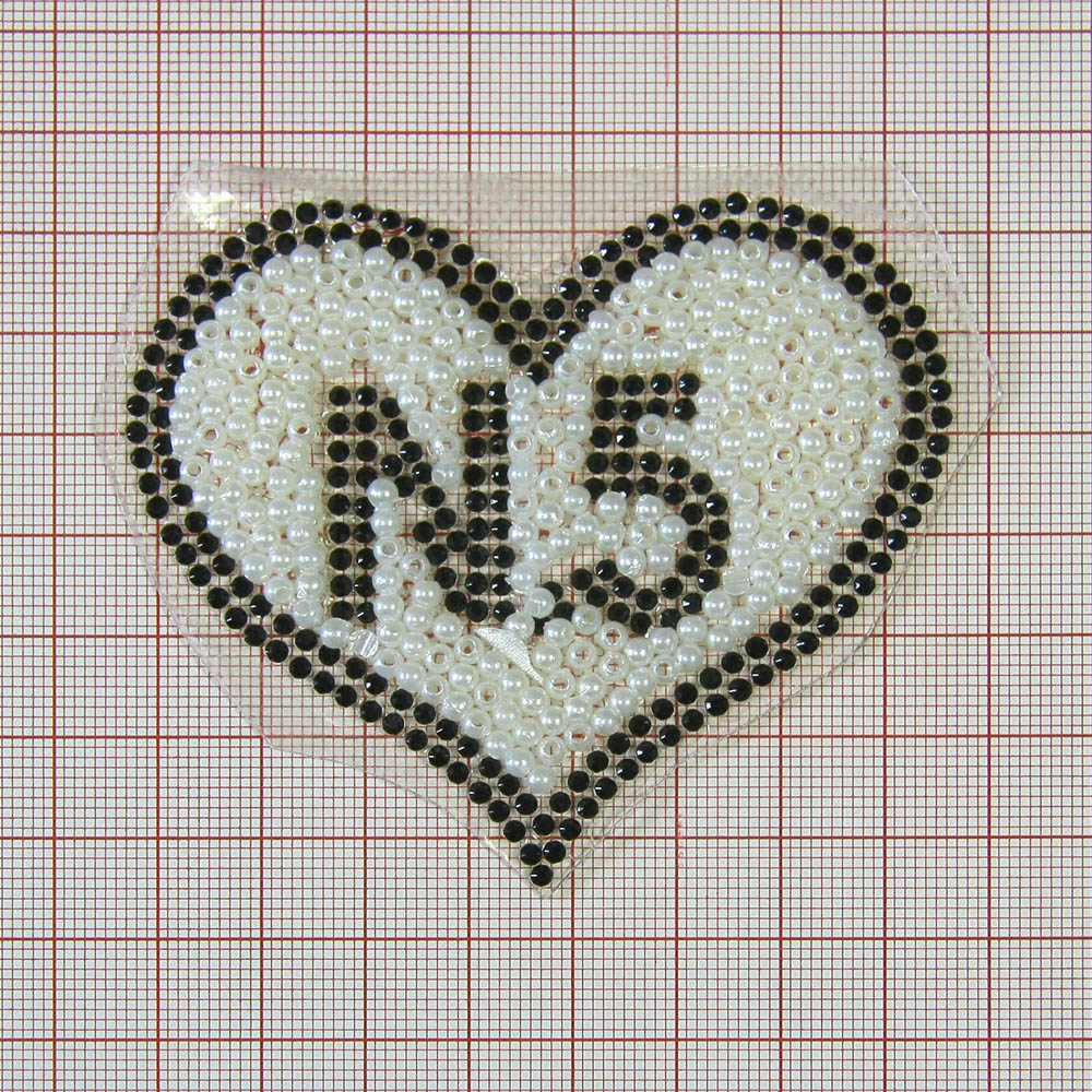 Аппликация клеевая стразы Сердце №5 8*7см белый жемчуг, черные камни, шт. Аппликации клеевые Стразы комб.