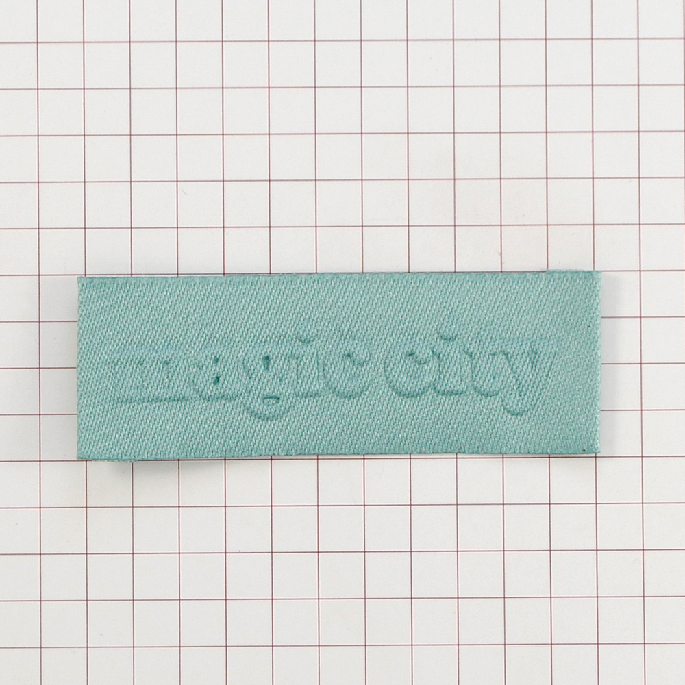 Этикетка тканевая вышитая шт. Magic City 2*7см морск.волна/дорогая/, шт. Вышивка / этикетка тканевая