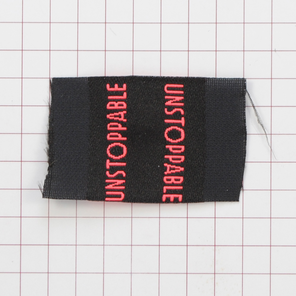 Этикетка тканевая Unstoppable 2,5см черная и красный лого /флажок, 70 atki/, шт. Вышивка / этикетка тканевая