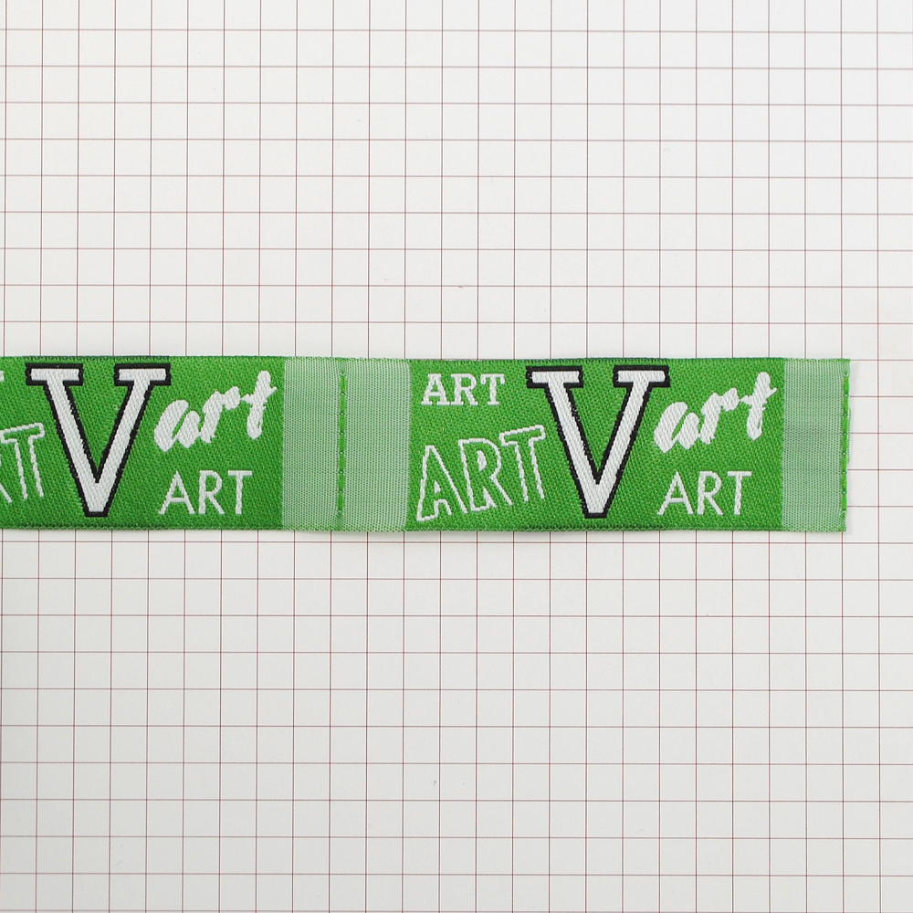 Этикетка тканевая вышитая V art  №3, зеленая. Вышивка / этикетка тканевая
