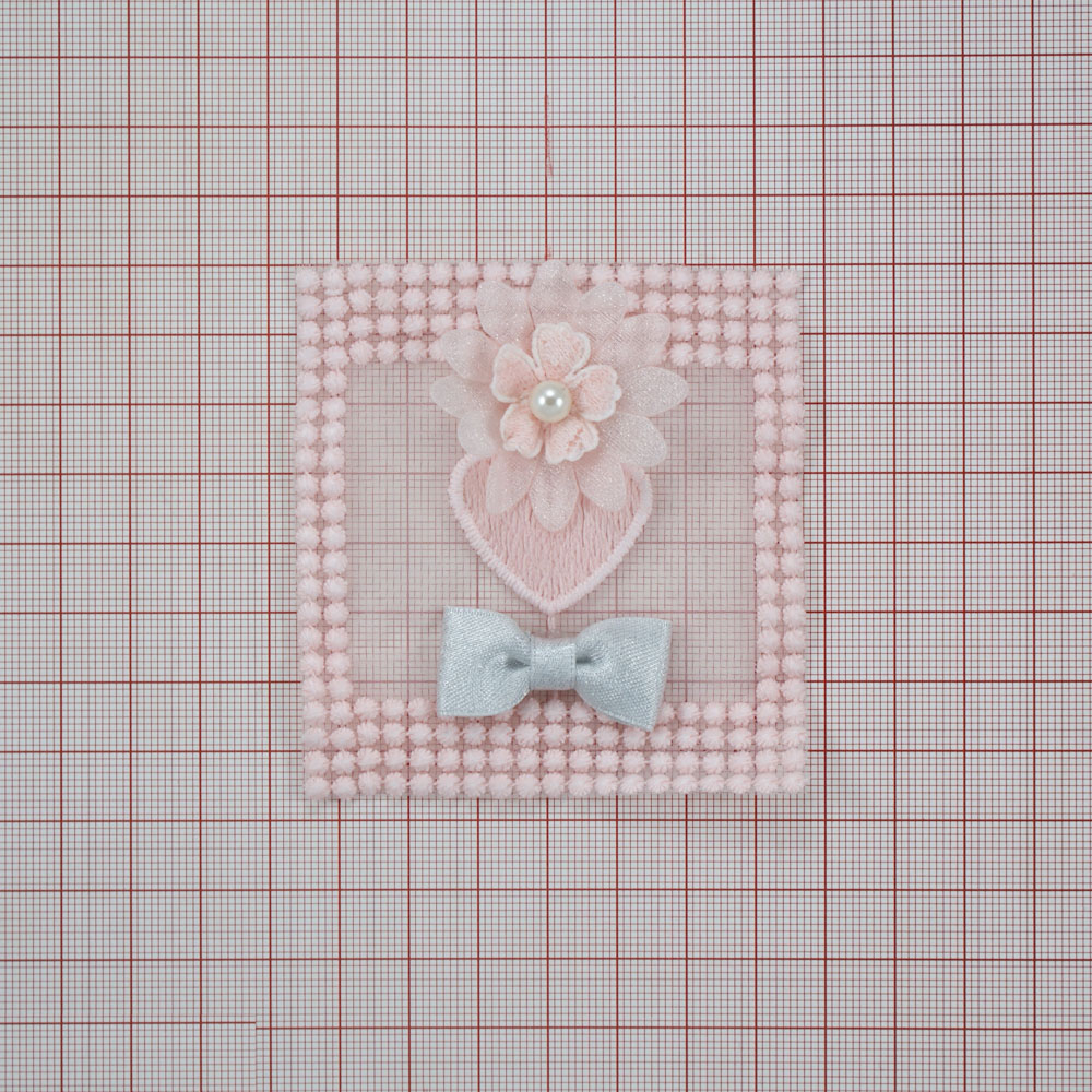 Аппликация кружевная пришивная Бант и цветок в рамке 6,5*8см персиковый, голубой бант, перламутровая бусинка, шт. Аппликации Пришивные Кружевные Вязаные