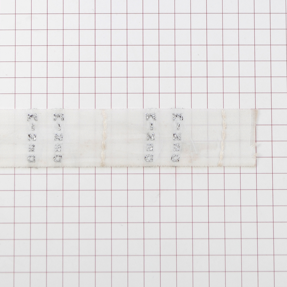 Этикетка тканевая вышитая Denim 1,8см белая, серебро (тафта), 100 м. Вышивка / этикетка тканевая