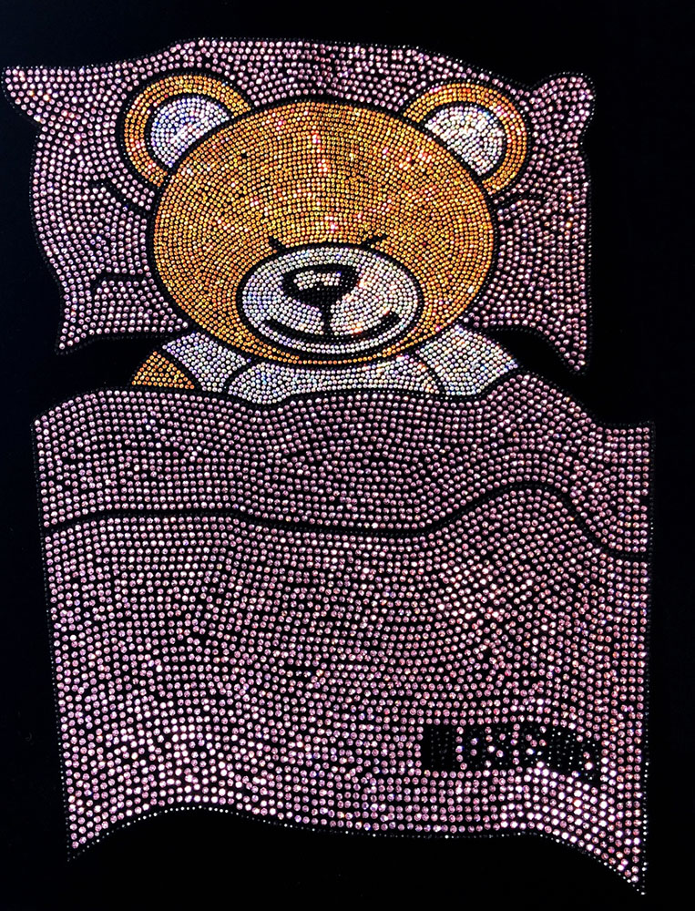 Термоаппликация из страз Мишка в кровати 30*24см, черный, сиреневый, золото, серебро, шт. Термоаппликации Рисунки из страз