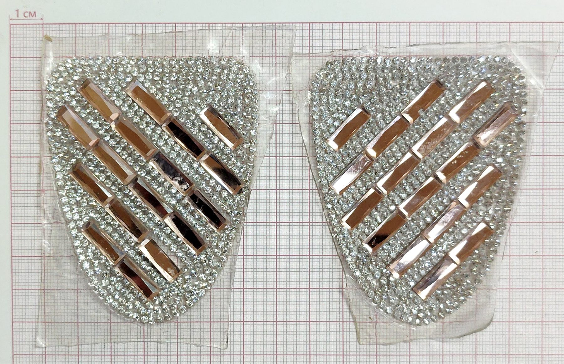 Аппликация клеевая стразы Эполет-диагональный ряд 8,2*6см янтарные прямоугольники 10*5мм, белая мелкая россыпь, шт. Аппликации клеевые Стразы комб.