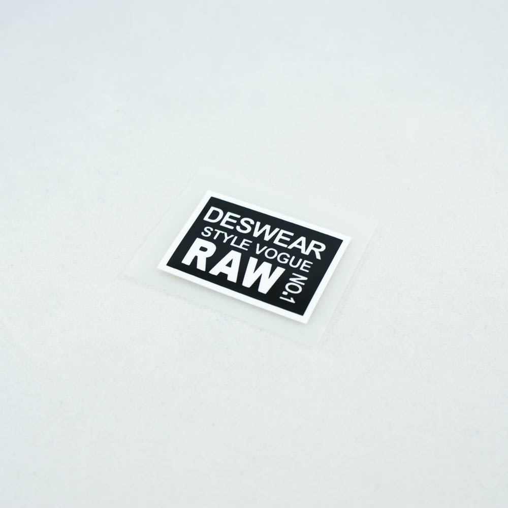 Термоаппликация резиновая Deswear RAW 35*25мм черная прямоугольная, белый лого, шт. Термоаппликации Резиновые Клеенка