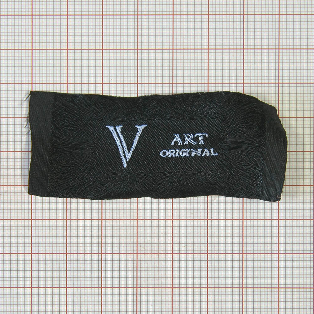 Этикетка тканевая вышитая V art original №4, черно-белая. Вышивка / этикетка тканевая