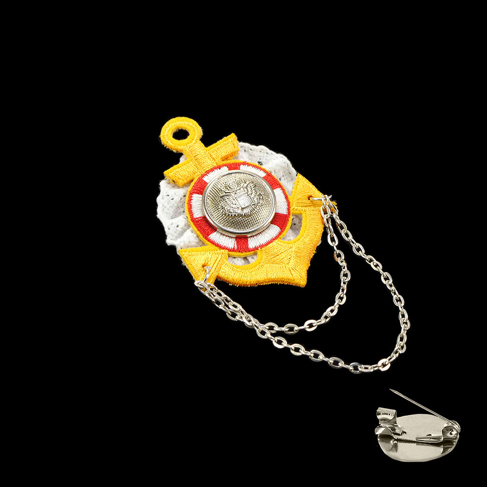 Брошь № 15 желтый якорь, белое кружево, пуговица. Герб, шт. Броши