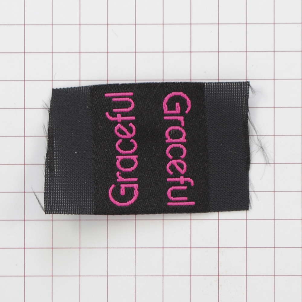 Этикетка тканевая Graceful 2,5см черная и лиловый лого /флажок, 70 atki/, шт. Вышивка / этикетка тканевая