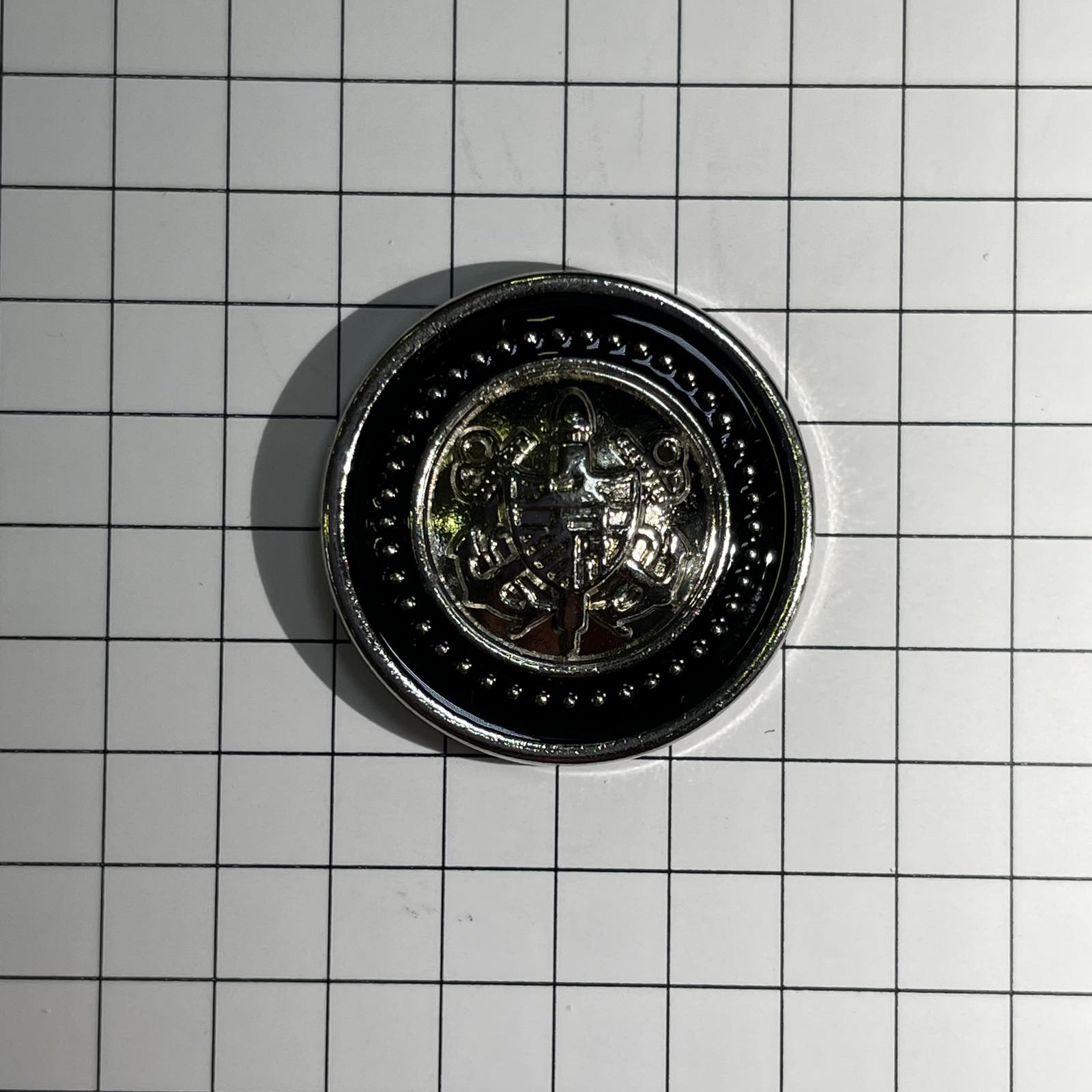 Пуговица металл круглая Герб в круге 23мм, никель, черн.эмаль,  шт.. Пуговица Металл