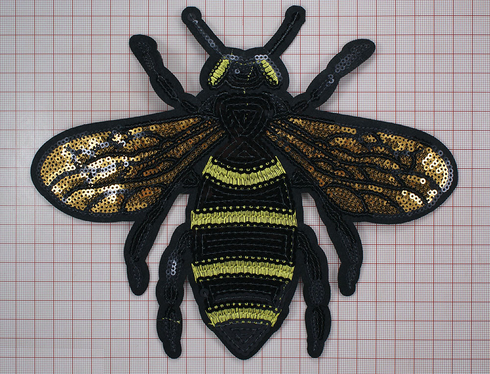 Аппликация пришивная пайетки Пчела золотые крылья 22*19см желтые нити, черные, золотые пайетки, шт. Аппликации Пришивные Пайетки