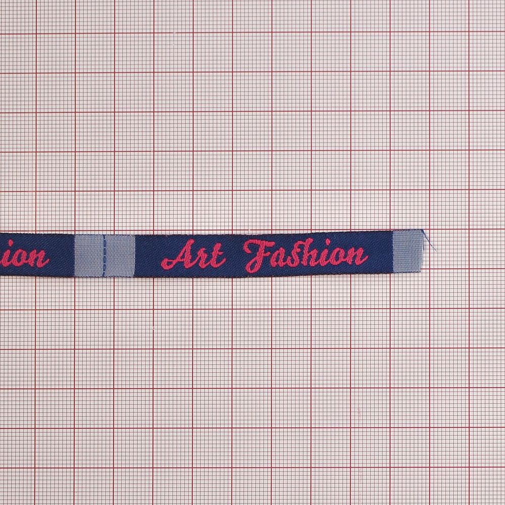 Этикетка тканевая вышитая  Art Fashion №4, 1,2см, синяя, малиновый лого. Вышивка / этикетка тканевая