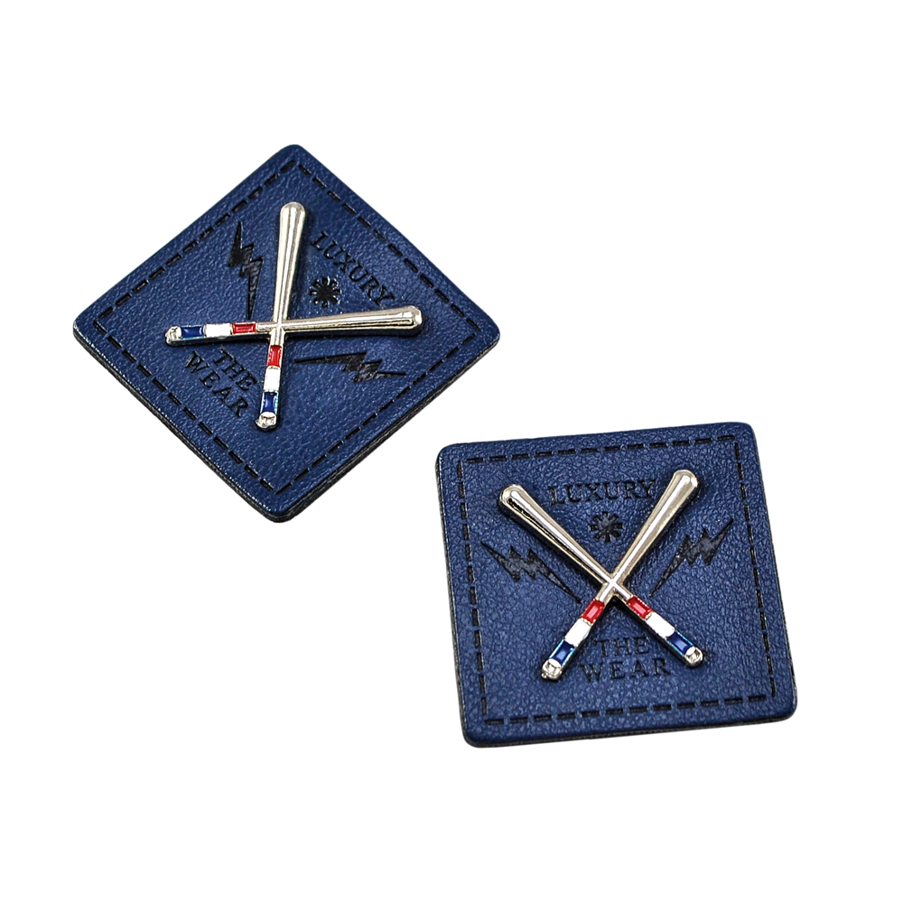 Лейба кожзам и металл Luxury the wear 32*32мм синяя основа и черная краска, никель металл с эмалью (красно-бело-синяя), шт. Лейба Кожзам