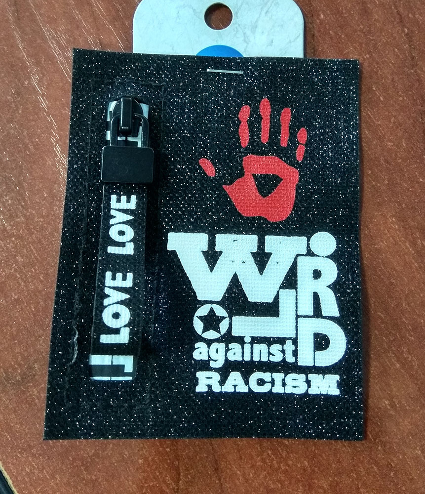 Аппликация пришивная кожзам Against Racism, 7*8.8см, Карман с бегунком черный с глиттером, белый, красный, шт. Нашивка Кожзам