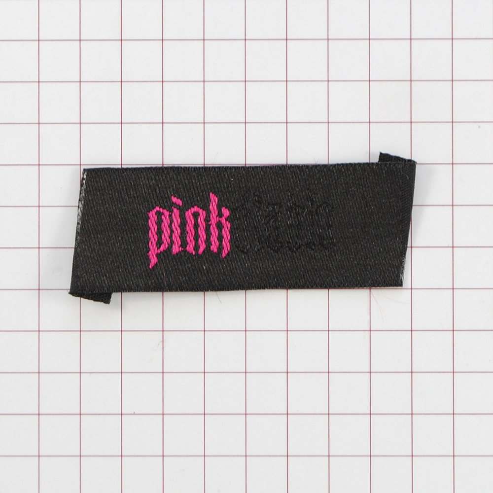 Вышивка штучная Pink Diablo 1,5см, черная, малиновый лого /70atki/, шт. Вышивка / этикетка тканевая
