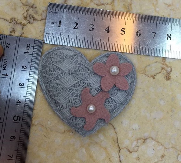 Аппликация вязаная пришивная Сердце и цветы, две жемчужины 6*6,5 см.серое сердце, розовые цветы, жемчужины. Аппликации Пришивные Кружевные Вязаные