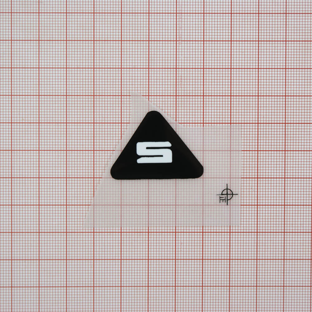 Термоаппликация резиновая 5-ка 34*25мм черная треугольная, белый лого, шт. Термоаппликации Резиновые Клеенка