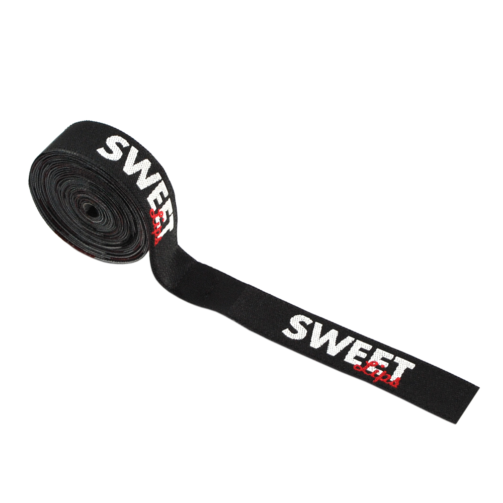 Этикетка тканевая вышитая Sweet lips 1,2см, черная, белый лого, шт. Вышивка / этикетка тканевая