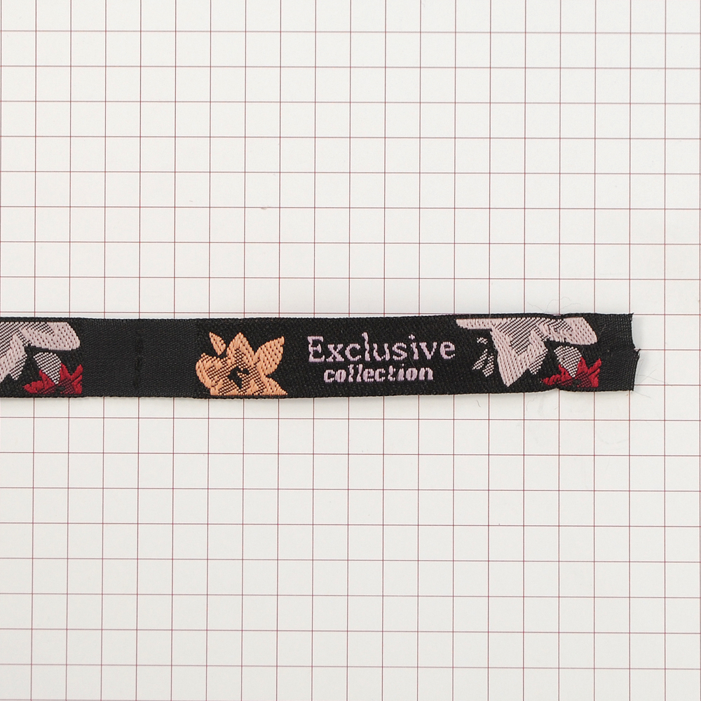 Этикетка тканевая вышитая Exclusive №7 collection 8,0*1,2см св.розовый цветок /atkisatin/. Вышивка / этикетка тканевая