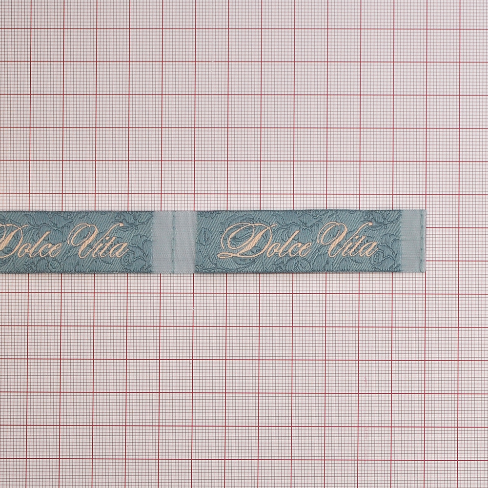Этикетка тканевая вышитая Dolce Vita №2, 2см, серая, кремовый лого, шт. Вышивка / этикетка тканевая