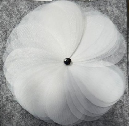 Аппликация тканевая пришивная Цветок, белый, черный камень, шт. Аппликации Пришивные Цветы Банты