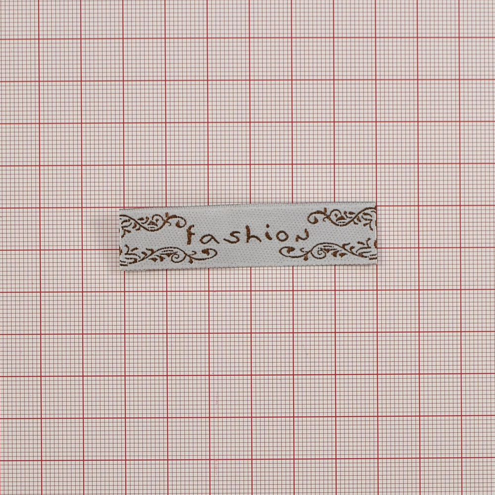 Этикетка тканевая вышитая шт. Fashion бежевая, коричневый узор / шт. Вышивка / этикетка тканевая