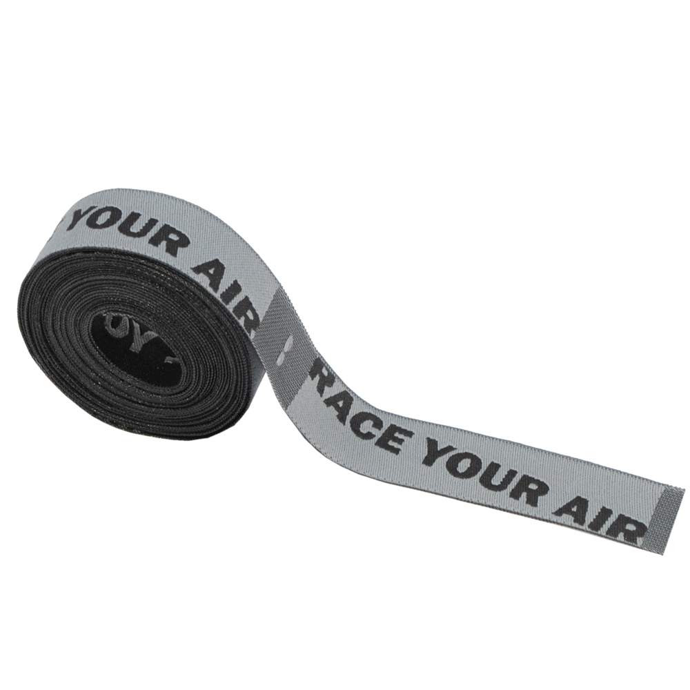 Этикетка тканевая Race your air 1,5см серая и черный лого /70 atki/, шт. Вышивка / этикетка тканевая