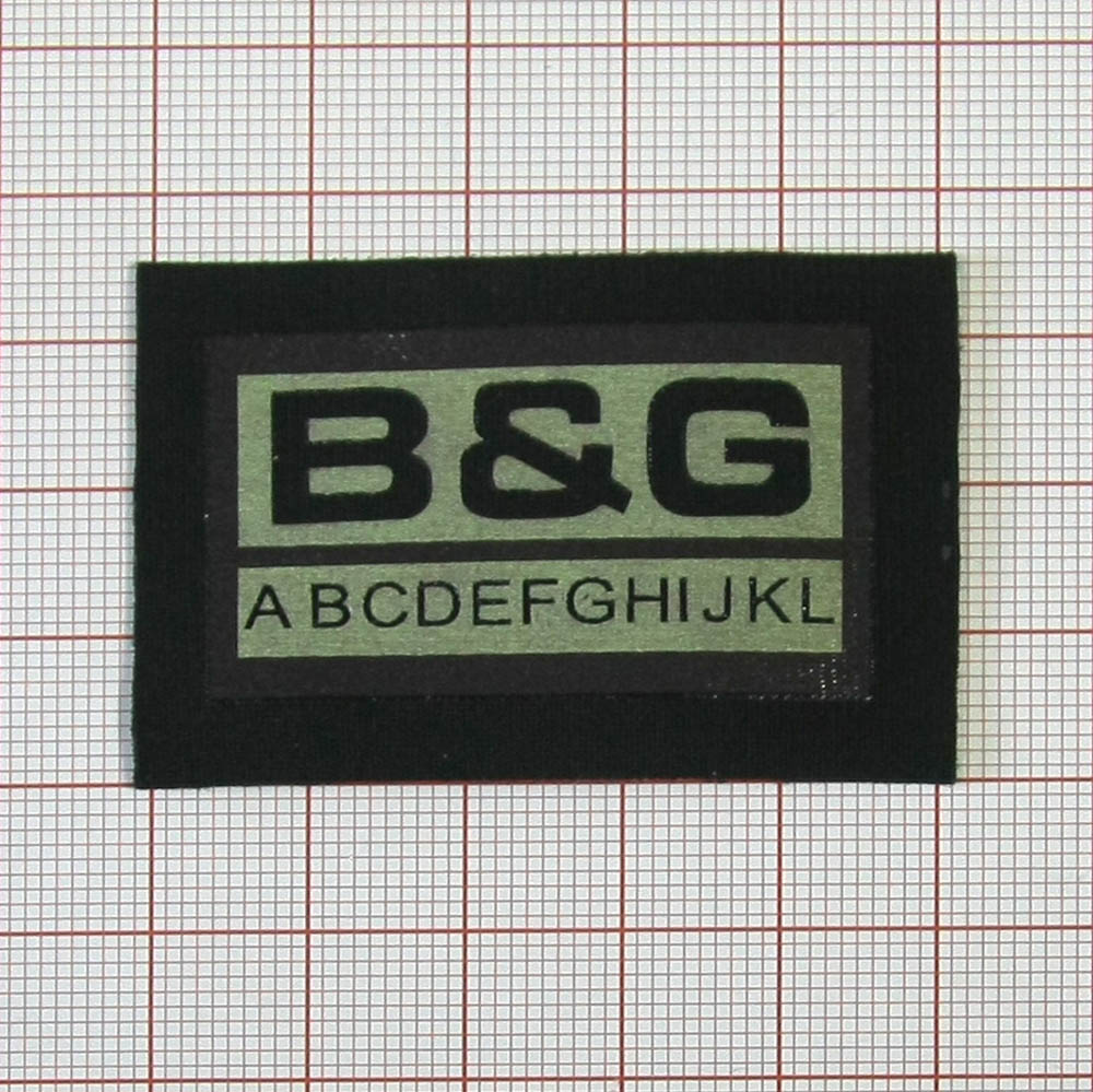 Нашивка тканевая накатанная B&G 3,5*5см черный, коричневая рамка, салатовый фон, черный текст, шт. Нашивка Вышивка