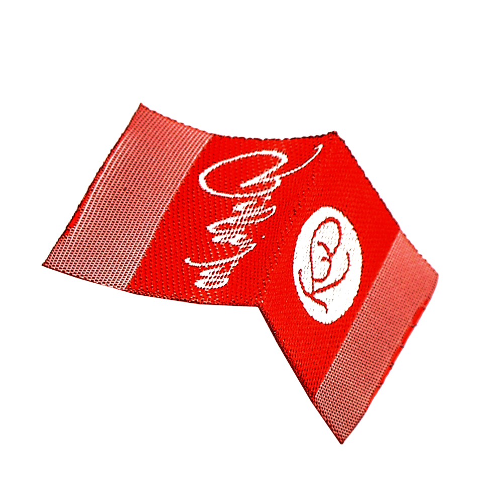 Этикетка тканевая вышитая Vilajio 2,5см, красно-белая /флажок/, шт. Вышивка / этикетка тканевая