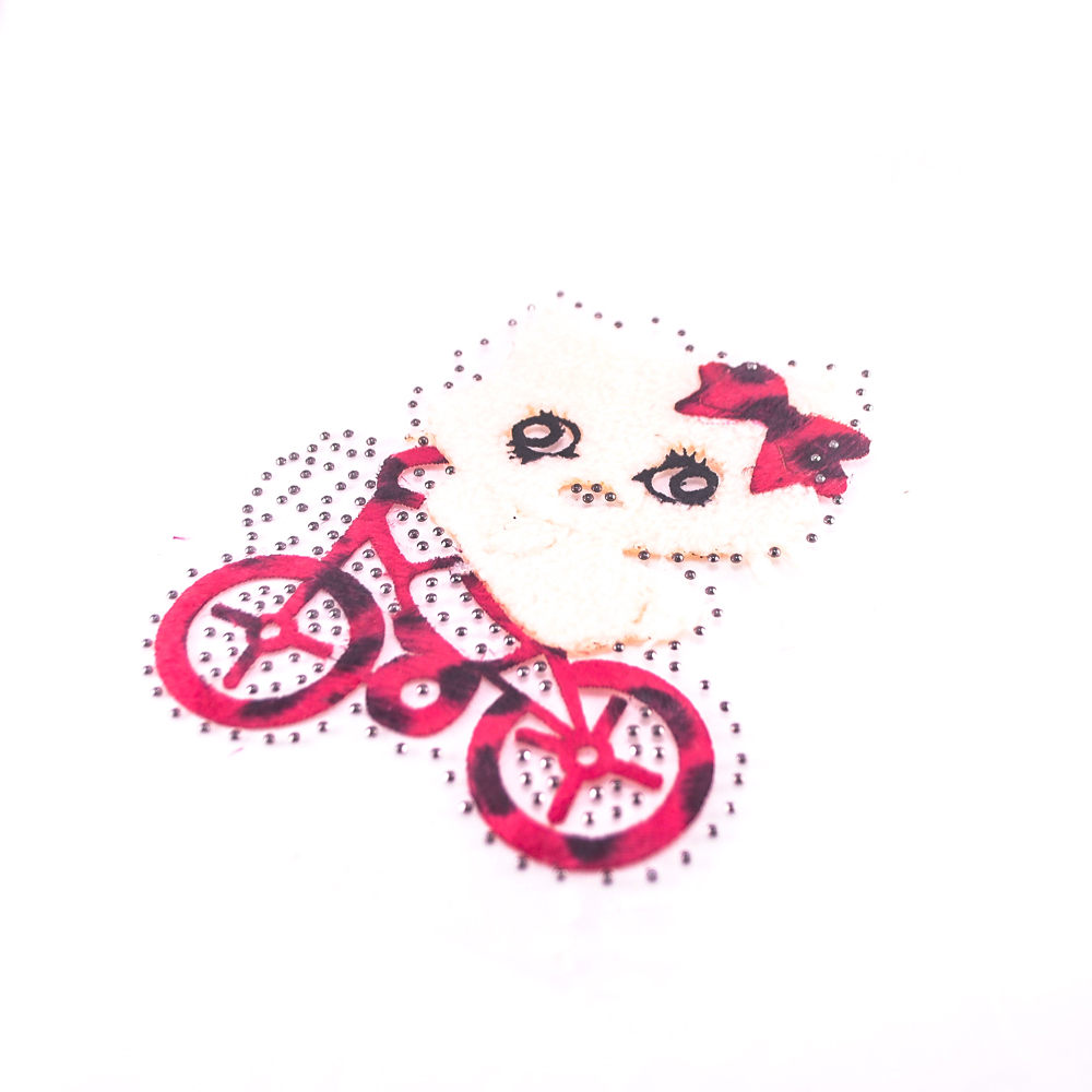 Аппликация клеевая мех Котик на велосипеде 11,5*14см белый, черный, красный и серые камни, шт. Аппликации клеевые Ткань, Кружево