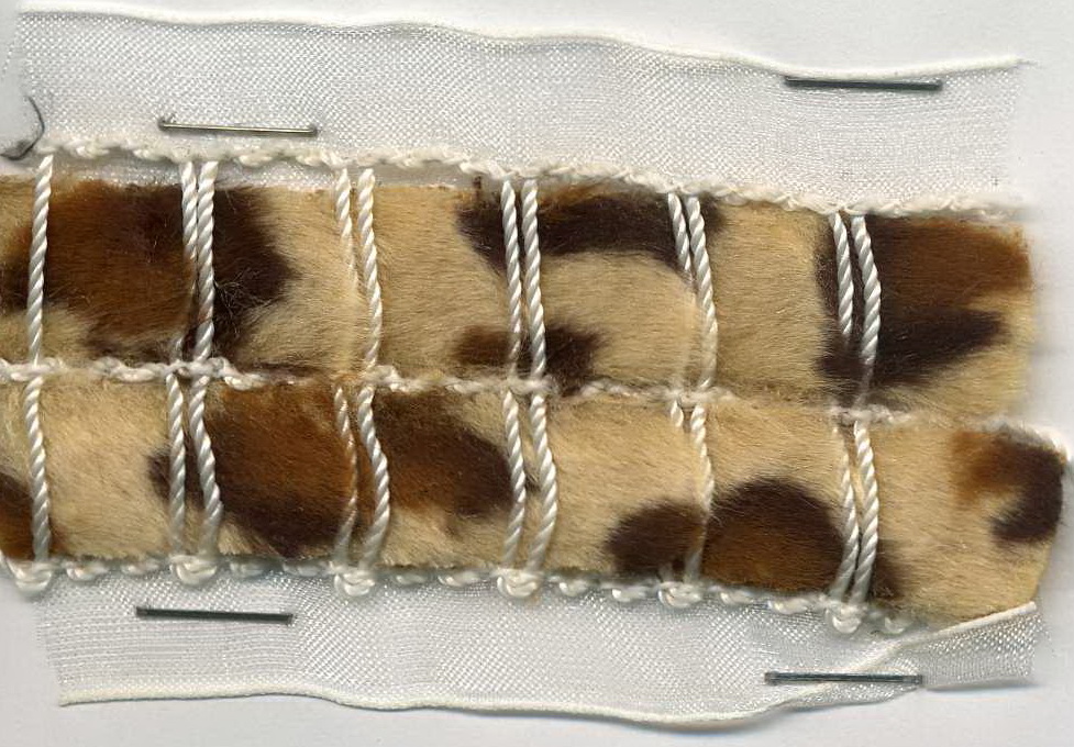 A-62, Тесьма 5см, органза белая, прострочка шнур крученый, продернут мех бежево-коричневый-2 полосы, м. Отделка Тесьма