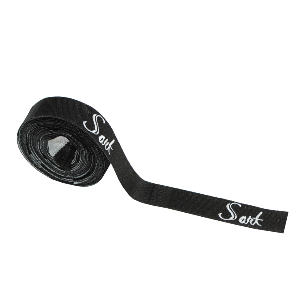 Этикетка тканевая вышитая S art №6, 1,2*7,6см, черная, белый лого /atkisatin/, шт. Вышивка / этикетка тканевая