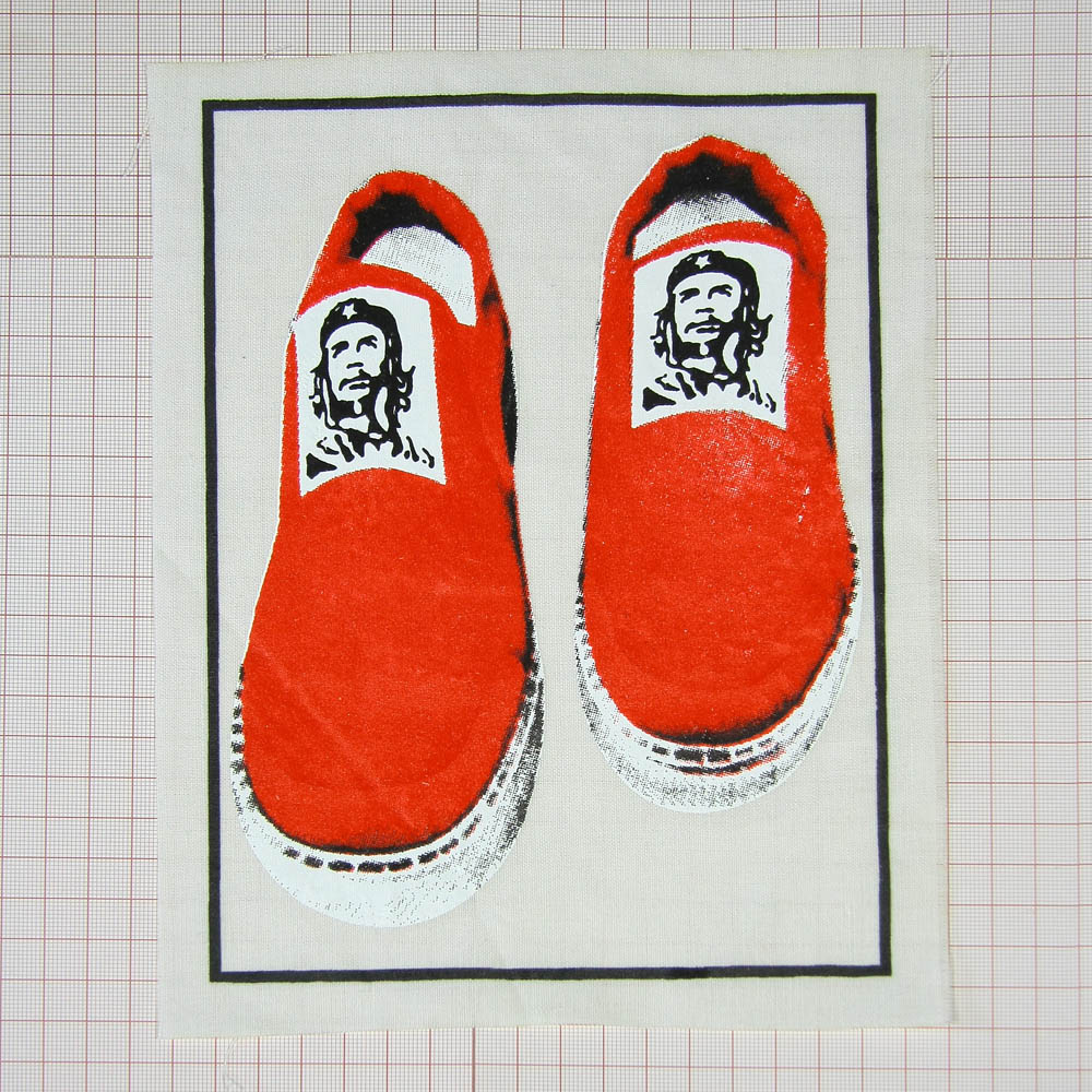 Аппликация пришивная Мокасины Че 18*24см белый фон, красно-бело-черный резиновый рисунок, черная рамка, шт. Аппликации Пришивные Постер