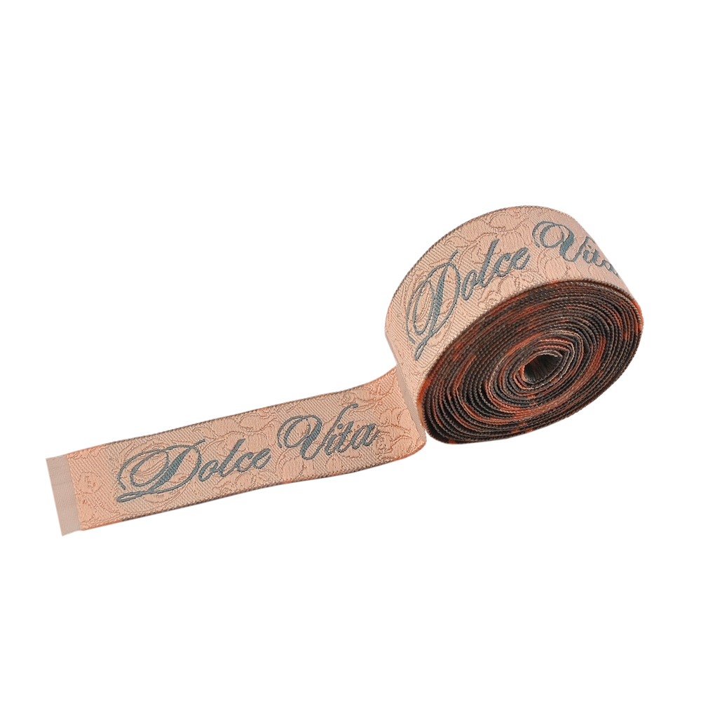 Этикетка тканевая вышитая Dolce Vita №1, 2см, кремовая, серый лого. Вышивка / этикетка тканевая