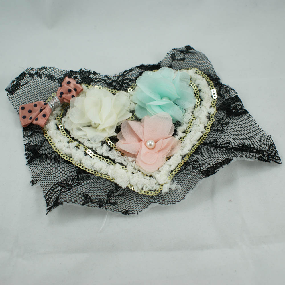 Аппликация кружевная пришивная Сердце и цветы 12*12,58см, черный фон, белое сердце и цветок, голубой и розовый цветы, жемчуг, красный бант в черный грошек. Аппликации Пришивные Кружевные Вязаные