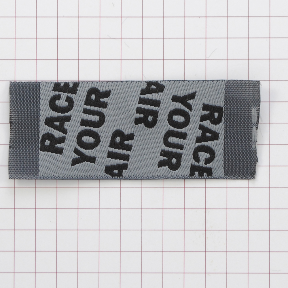 Этикетка тканевая Race your air 2,5см серая и черный лого /флажок, 70 atki/, шт. Вышивка / этикетка тканевая