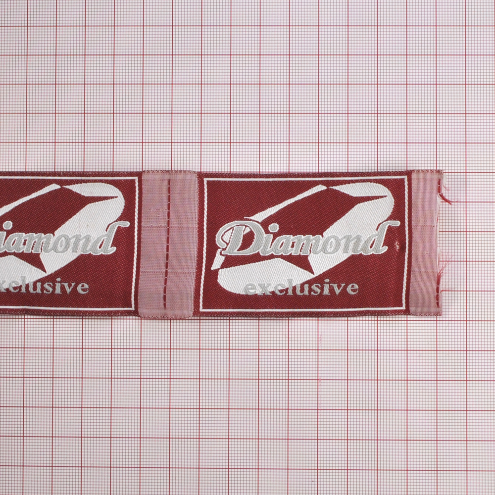 Этикетка тканевая вышитая Diamond бордо, 5см. Вышивка / этикетка тканевая