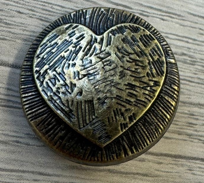 Пуговица метал. круглая Сердце. 20 мм, черн, золото, шт. Пуговица Металл
