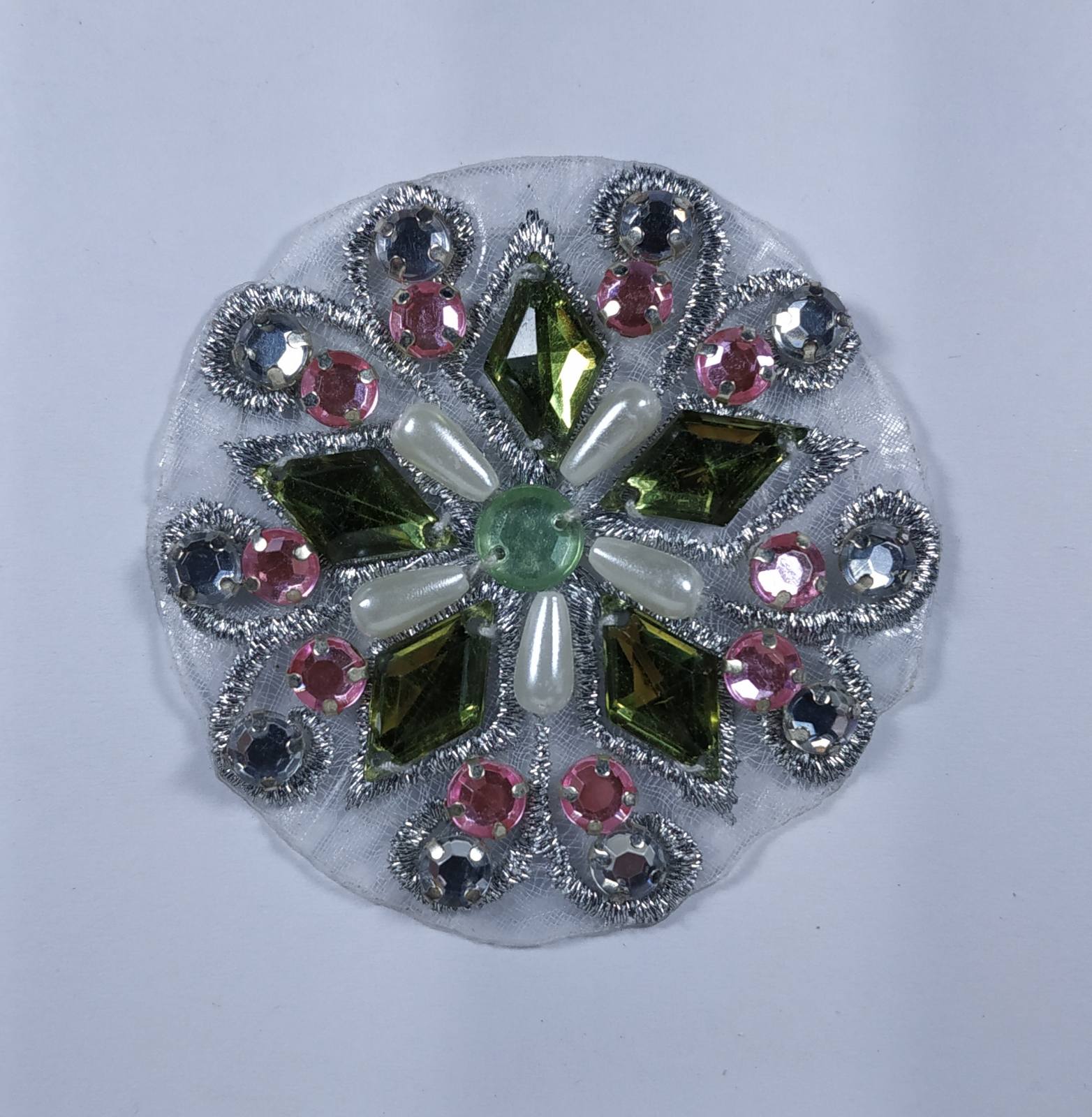 Шеврон R-04-1, клеев., 5,3*5,3см, круг, прозрачн. основа, цветок из зелен. камней-ромбы, бусины. Шеврон