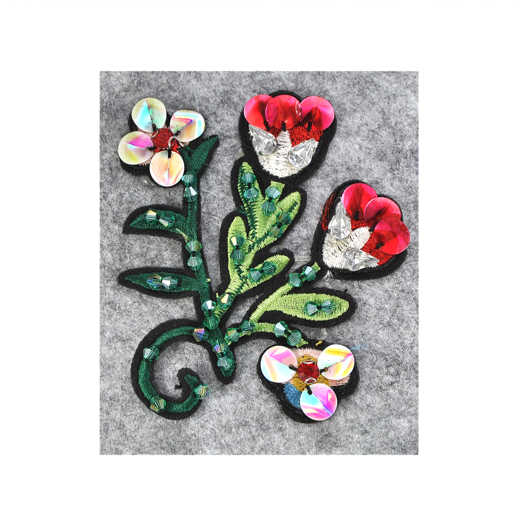 Аппликация клеевая вышитая Цветы с пайетками 90*100мм, зеленый, красный, белый, цветные пайетки, цветные камни. Аппликации клеевые Вышивка