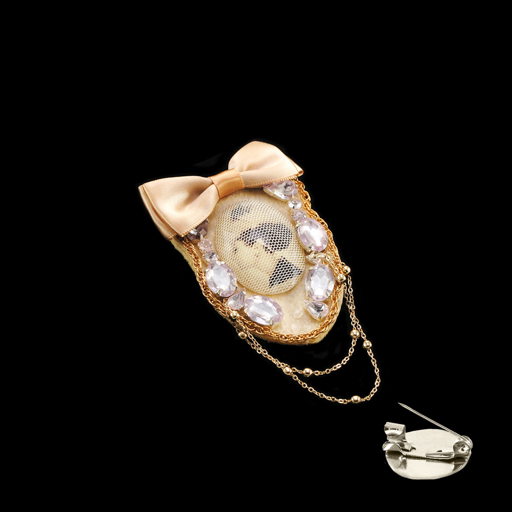 Брошь № 27 Портрет-вуаль бежевый бантик, цепочки GOLD, шт. Броши