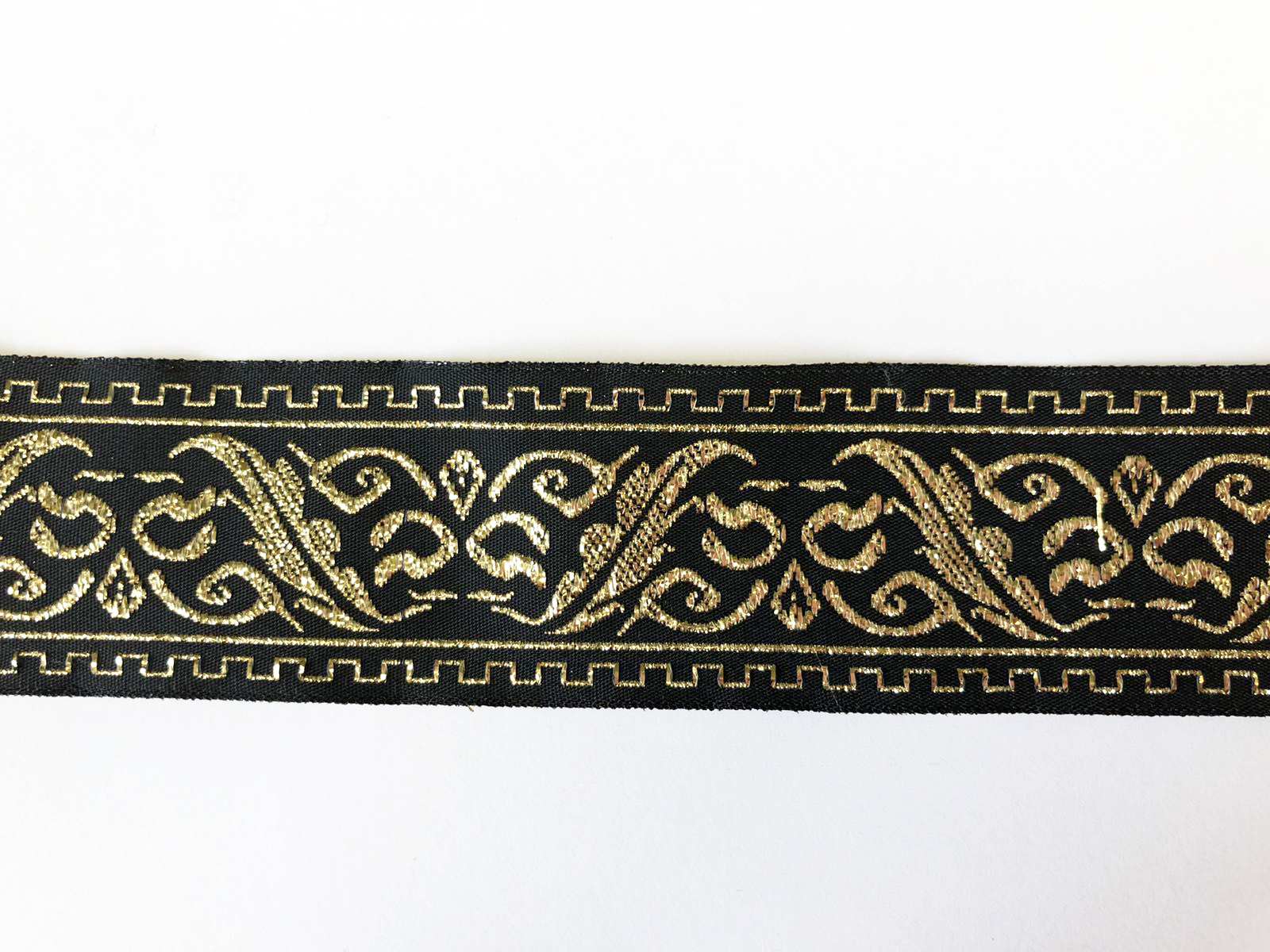 Тесьма декор. ЛЕСПРА широкая (ветка) 3,3см, черная, орнамент люрекс золото, 100м. Тесьма