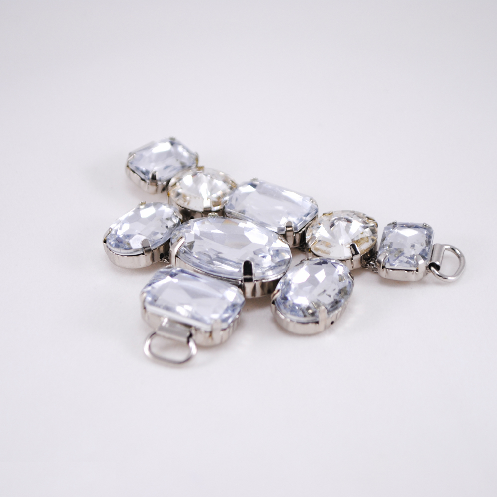 Укр.стекл.  HW-2324 перетяж. на цепи 8,5*5,3см NIKEL, тройная 9 крупн.бел.камней. Пряжка, перетяжка