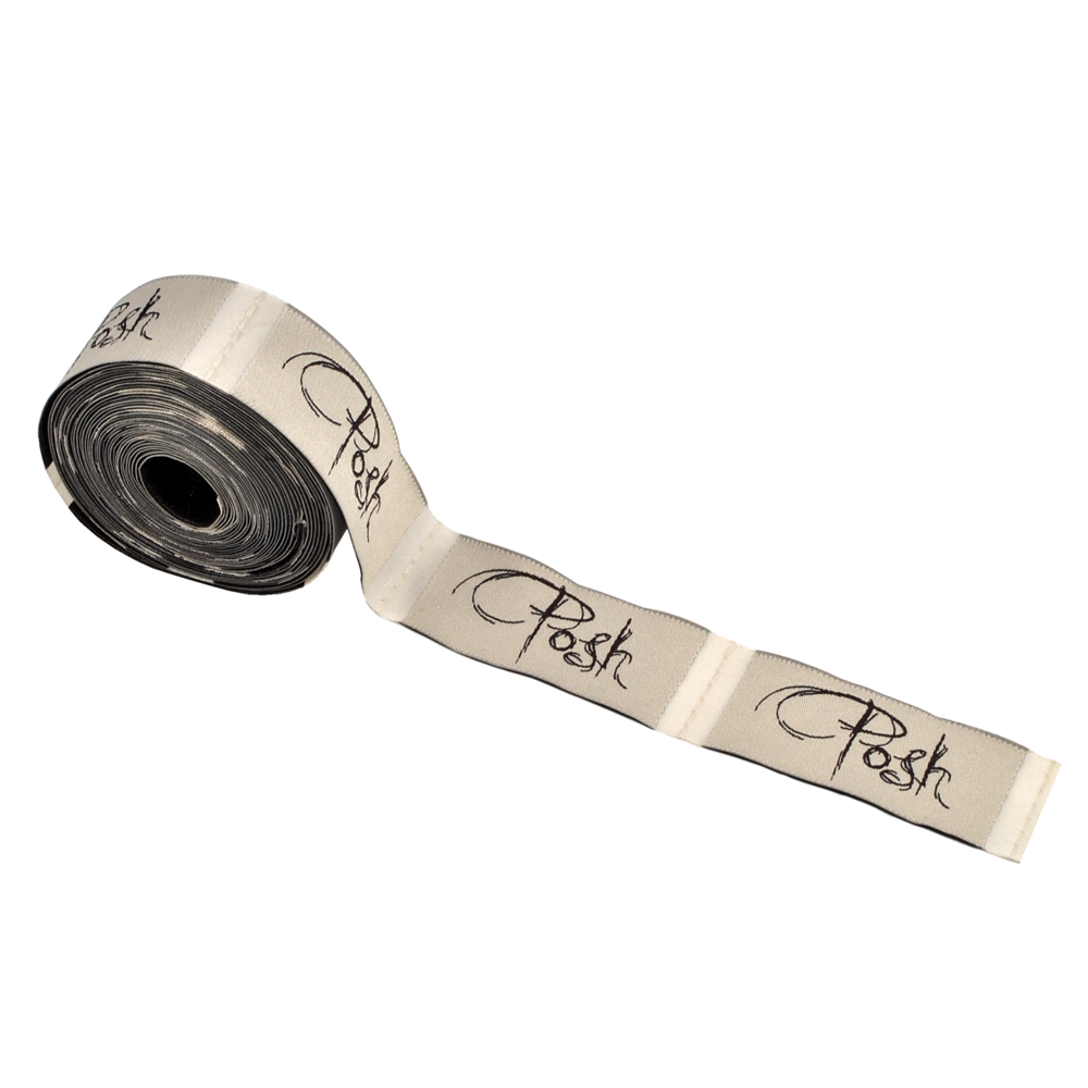 Этикетка тканевая вышитая Posh 2,5см, бежевый, бордовый лого /80 atki/, 100м. Вышивка / этикетка тканевая