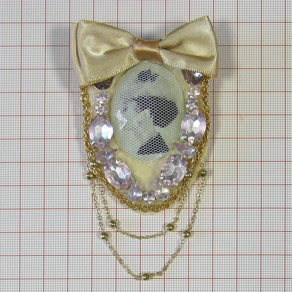 Брошь № 27 Портрет-вуаль бежевый бантик, цепочки GOLD, шт. Броши